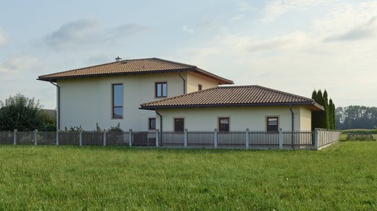 Ansicht der Rückseite des Haus mit Grünflächen