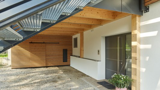 Eingang mit Überdachung und Holzverkleidung