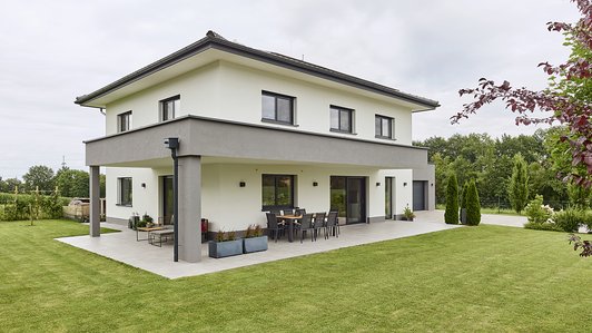 Massives Ziegelhaus mit umlaufender Terrasse