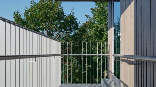 Balkonbereich im Anbau der Volksschule Neumarkt mit Blick auf Bäume