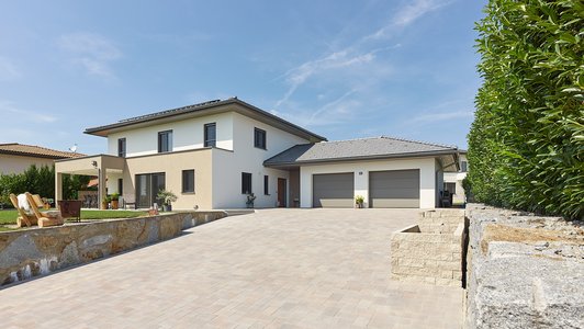 Außenansicht mit Garage