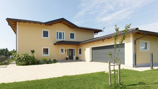 Panorama Gartenvilla - Außenansicht mit Garage