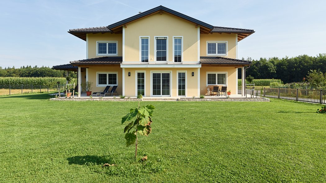 Panorama Gartenvilla - Außenansicht aus der Ferne mit Garten