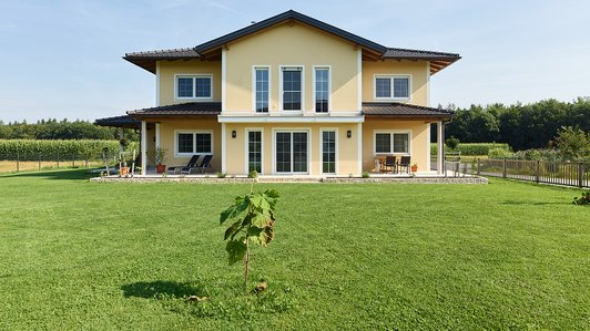 Panorama Gartenvilla - Außenansicht aus der Ferne mit Garten