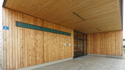 Eingang der Allgemeinen Sonderschule Mattighofen mit Holzverkleidung