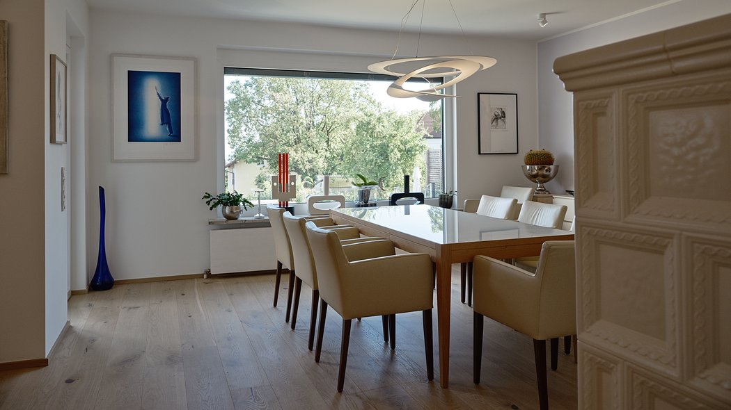 Moderner Holzbau mit Balkon - Esszimmer