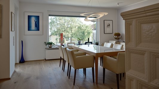 Moderner Holzbau mit Balkon - Esszimmer