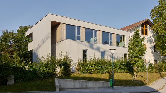 Seitenansicht des modernen Anbaus der Volksschule Neumarkt